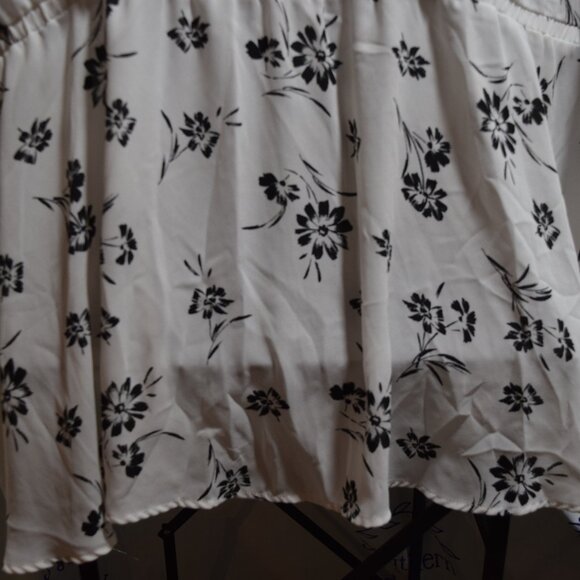 Torrid Black & white Floral Faux Wrap Blouse, Size 5 - Picture 4 of 8